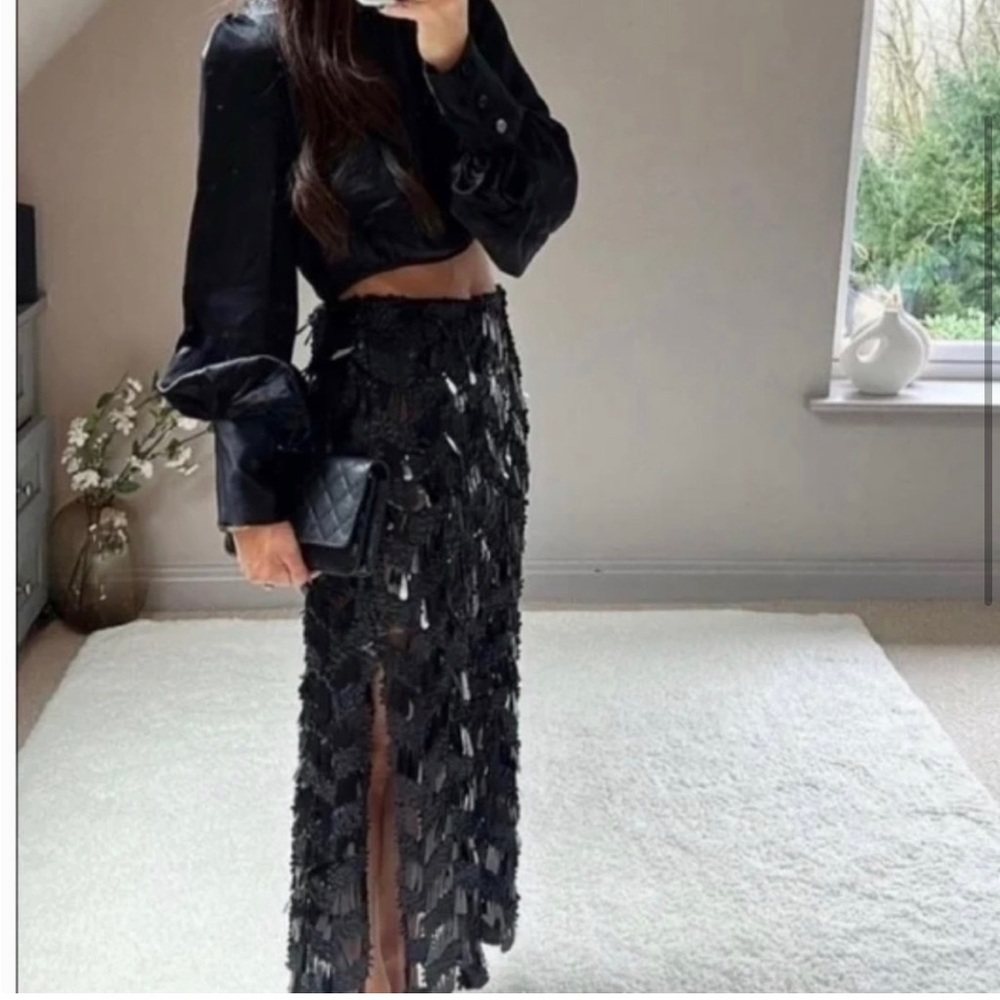 Sequined 3D skirt with slit